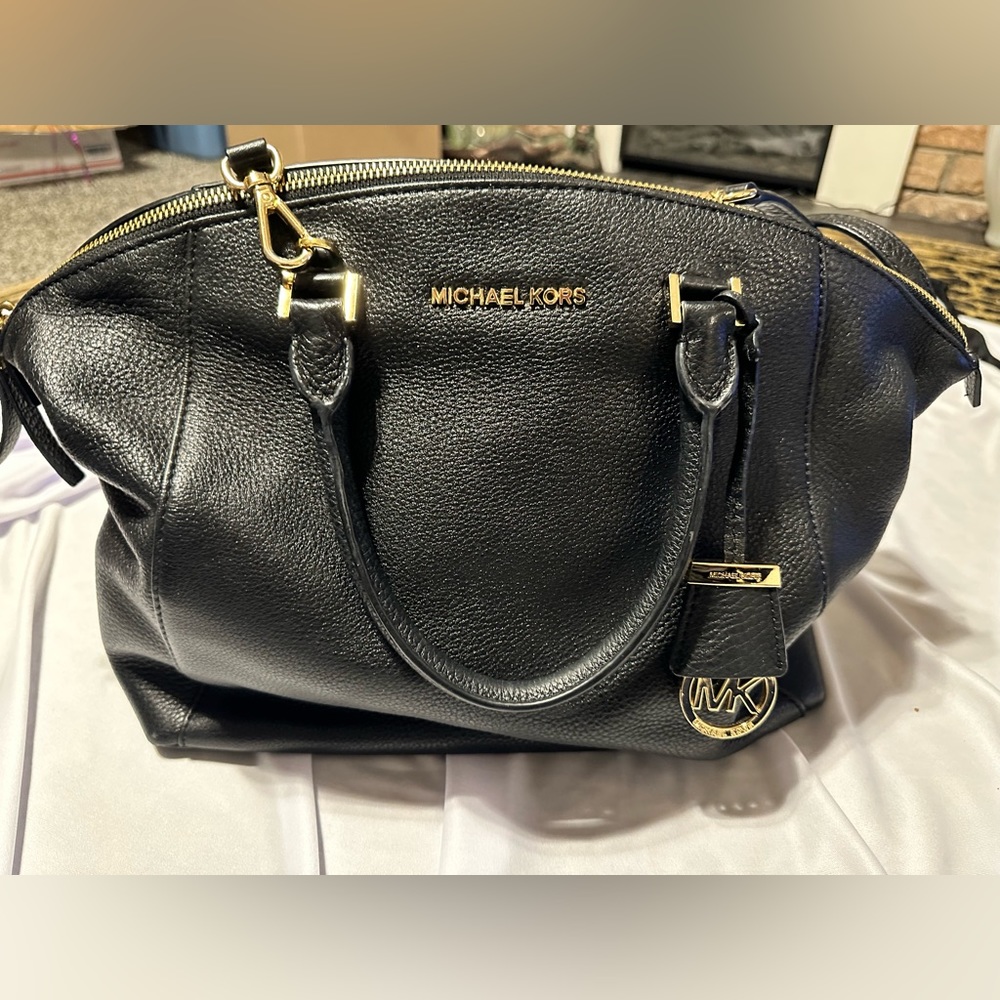 Michael Kors black pebbled leather purse.  Crossbody bag. EUC. Mint condition